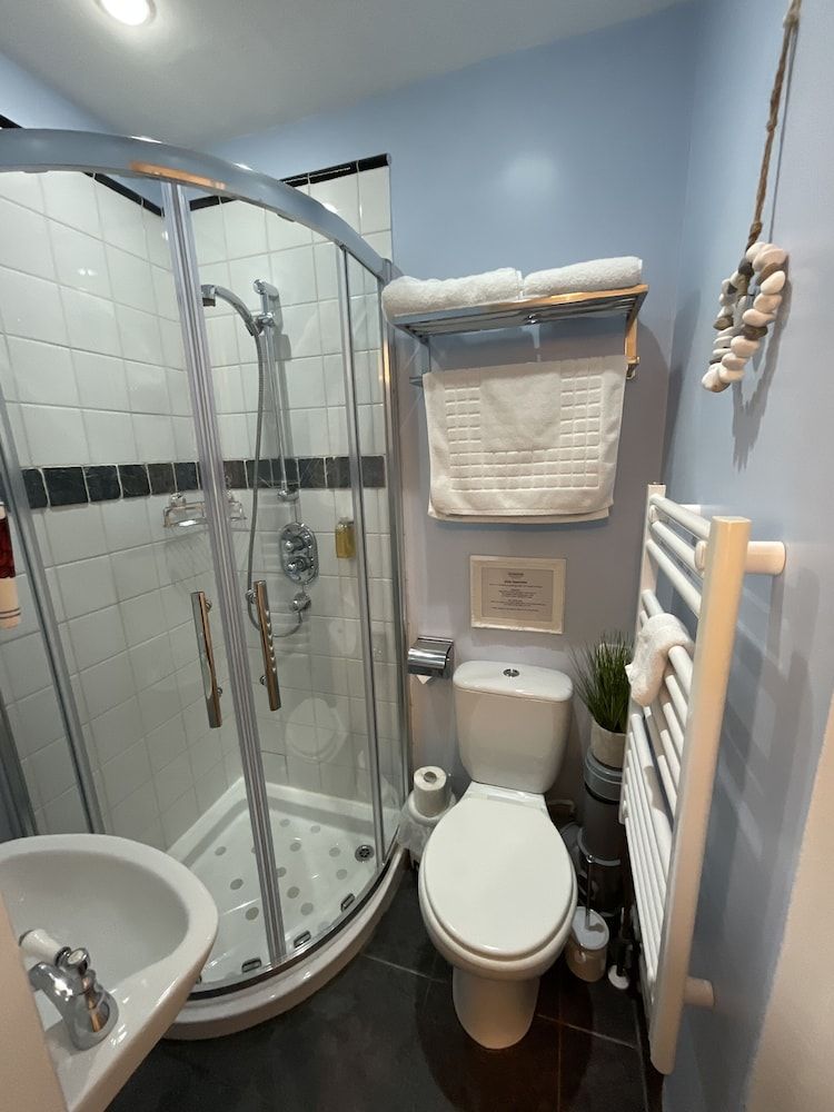 The Great Grubb R1 Single En-suite Room 3