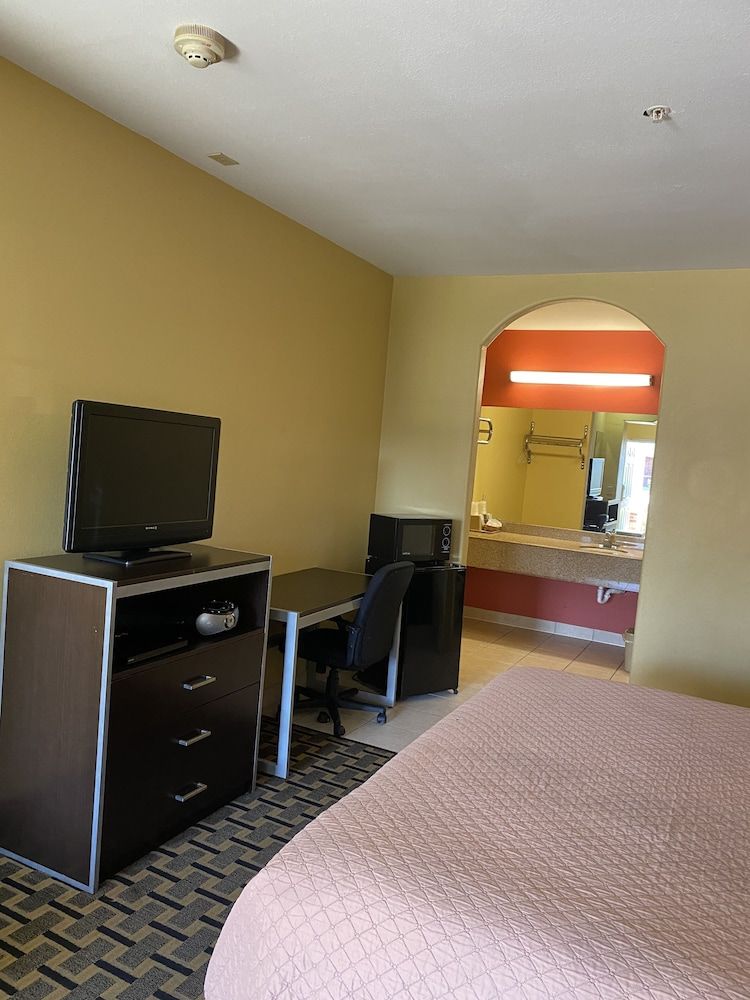 undefined Redwood Suites 7