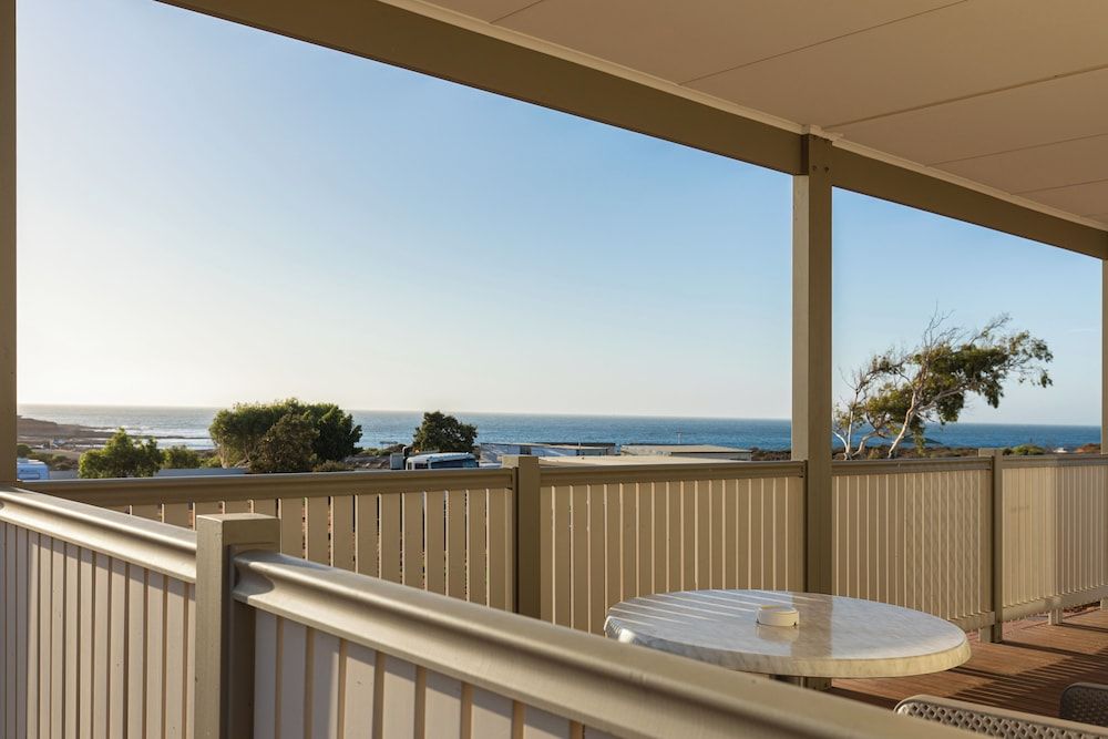 Kalbarri Red Bluff Tourist Park Premium Chalet 3