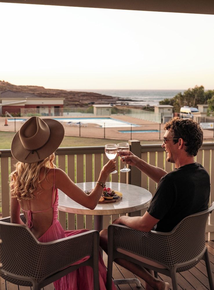 Kalbarri Red Bluff Tourist Park Premium Chalet 4