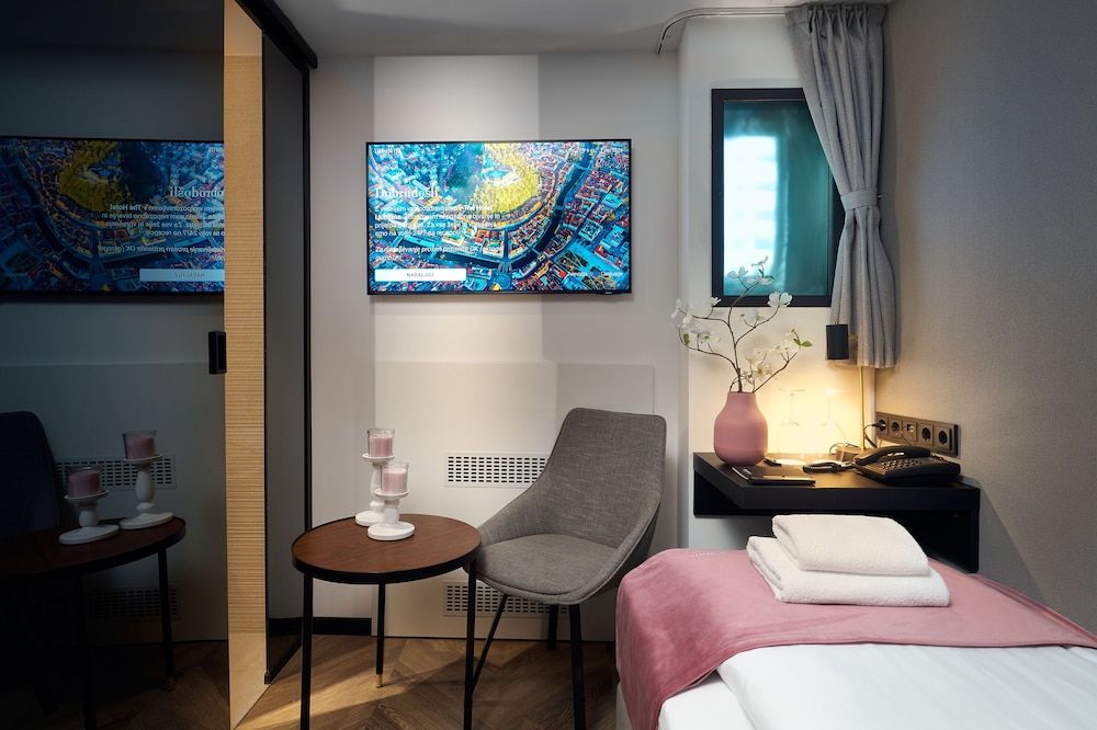 Single Interior Mirroring window room