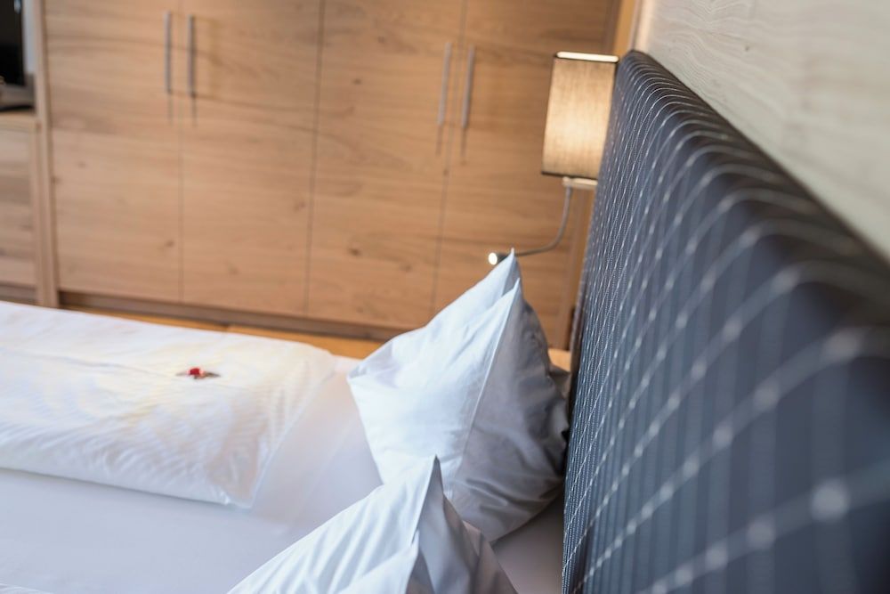 Luxury Room, Roll-in Shower, Mountain View