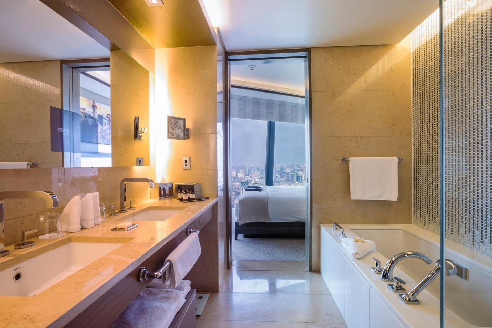 Fairmont Gold Signature Suite City View