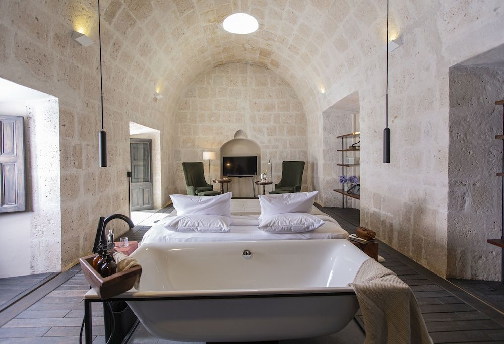 CIRQA - Relais & Châteaux Deluxe Room, 1 King Bed, Courtyard View 3