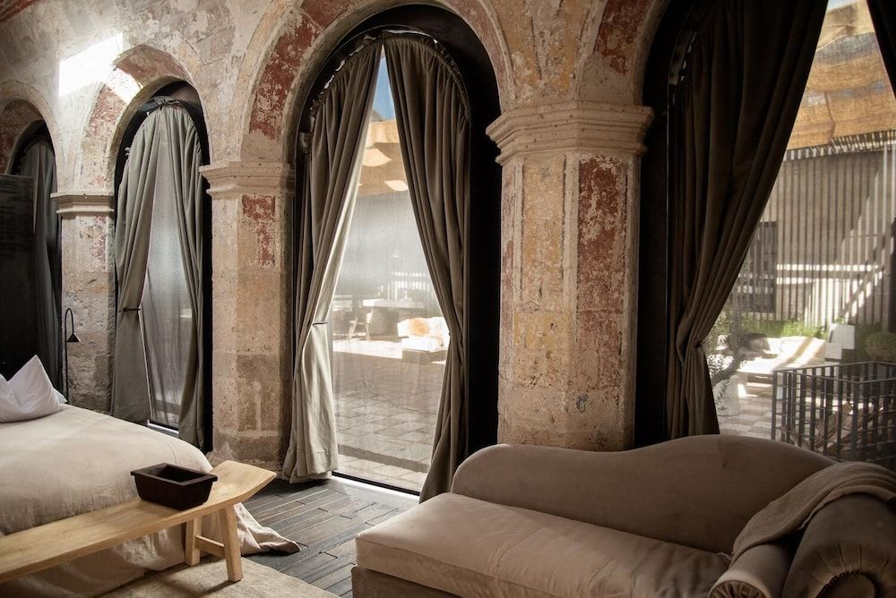 CIRQA - Relais & Châteaux Deluxe Room, 1 King Bed, Courtyard View 9