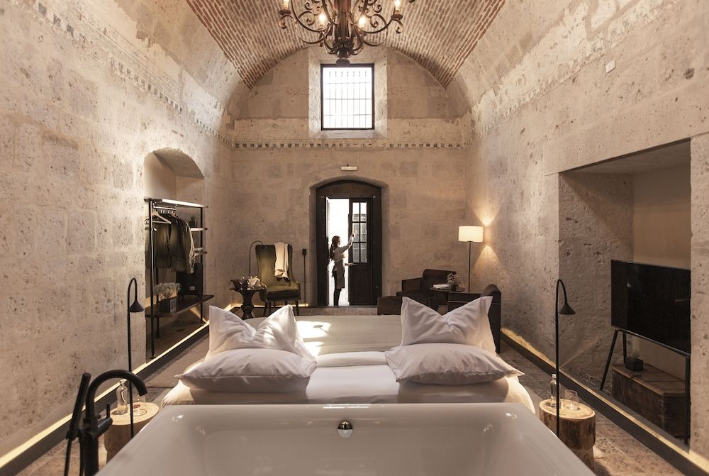 CIRQA - Relais & Châteaux Deluxe Room, 1 King Bed, Courtyard View 7