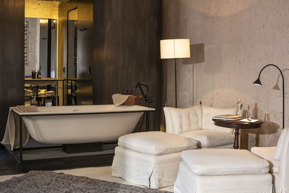 CIRQA - Relais & Châteaux Deluxe Room, 1 King Bed, Courtyard View 6