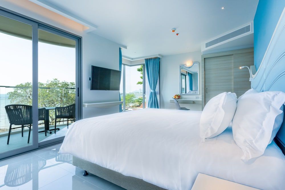 Centara Sonrisa Residences & Suites Sriracha Deluxe Room, 1 King Bed, Ocean View 8