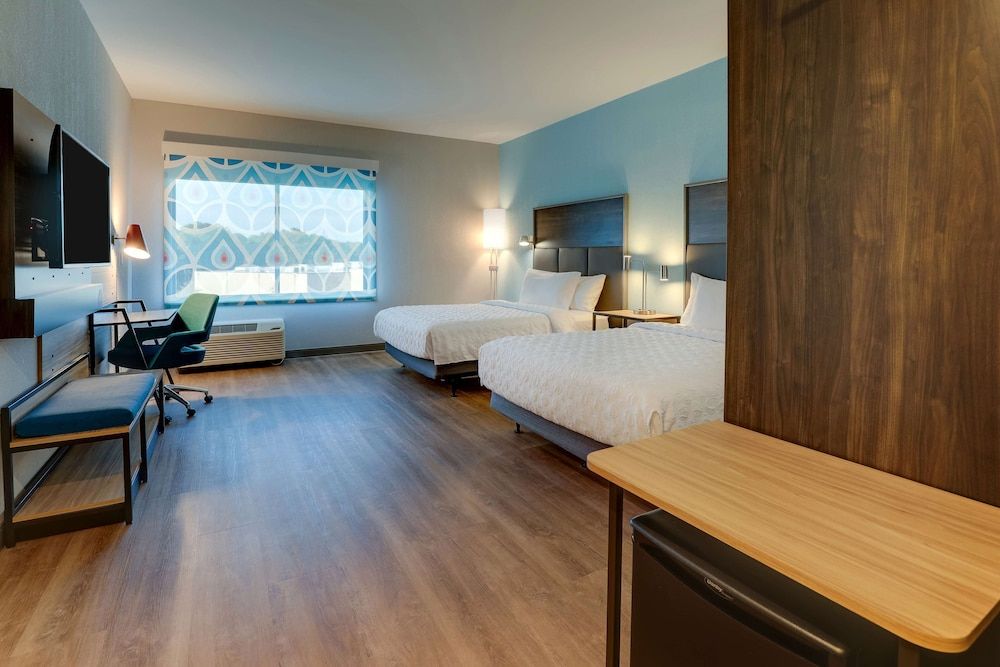 Room, 2 Queen Beds, Accessible (Roll-In Shower)