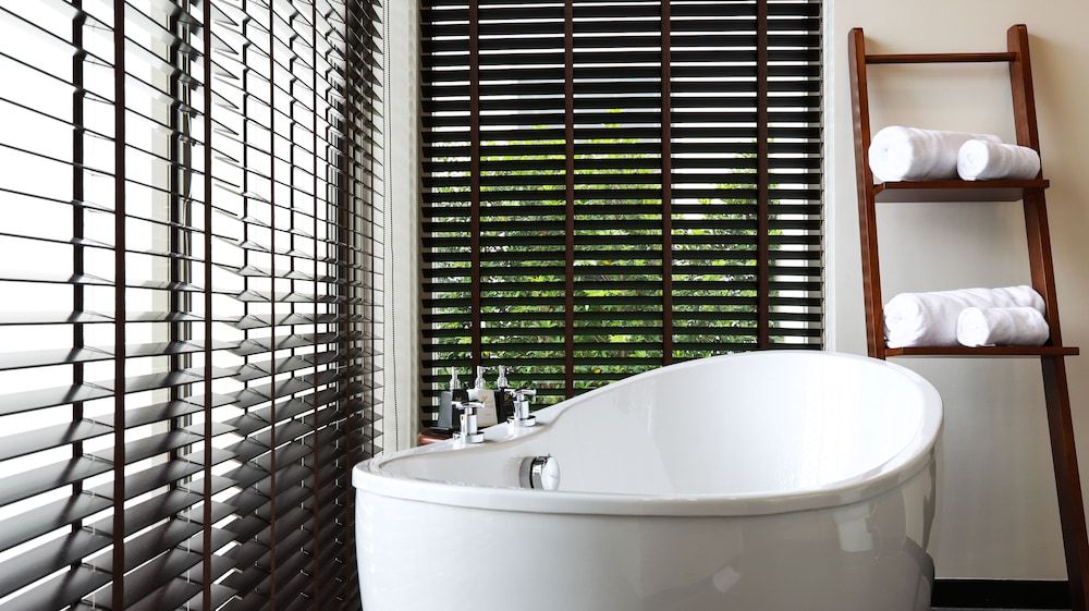 Deep Soaking Bathtub