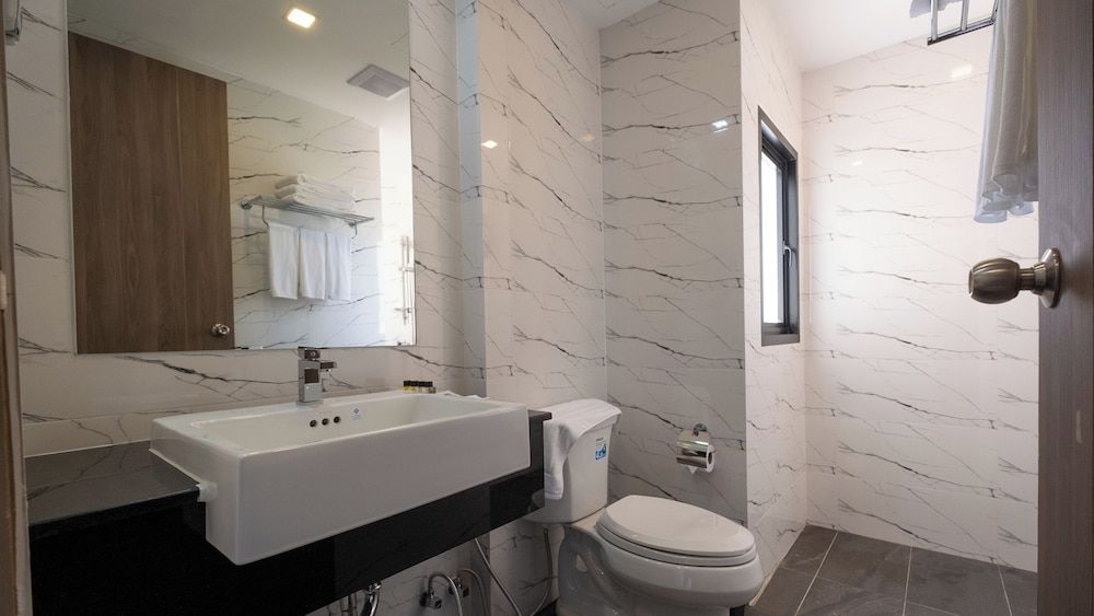 B2 Korat Premier Hotel Deluxe Triple Room 5