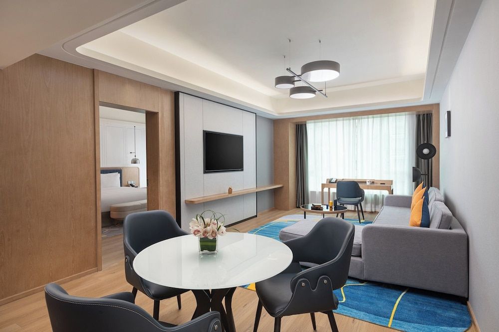 1 King 1 Bdrm Suite Living Dining Kitchen Areas