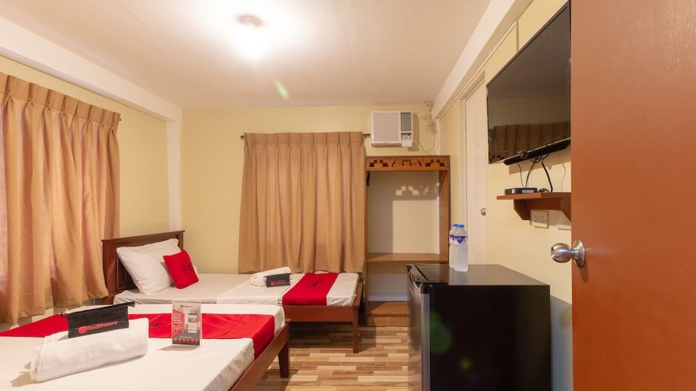 undefined RedDoorz near PNR Espana Station 9