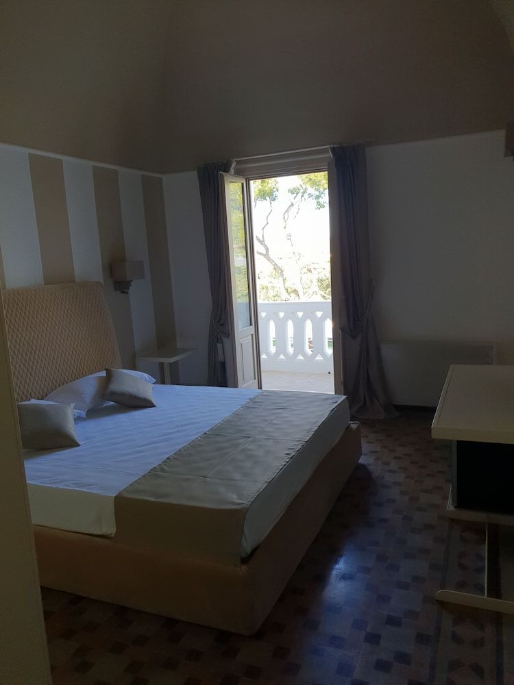 Villa Natia Junior Double Room, Balcony, Garden View 2