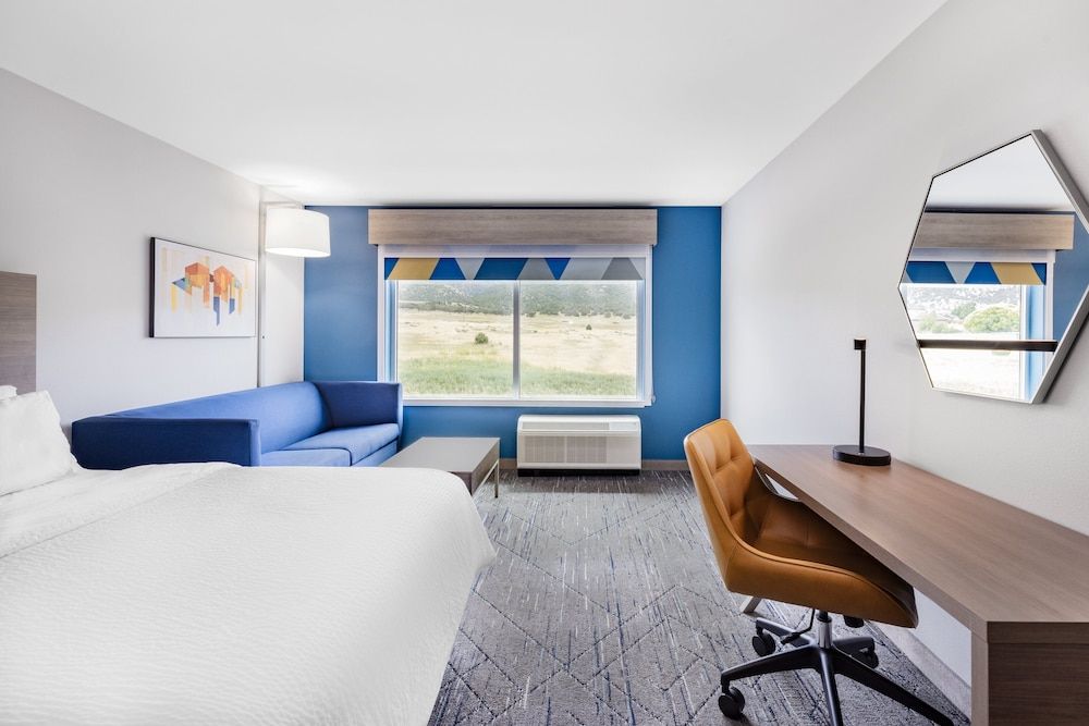Suite, 1 King Bed, Accessible (Communications)