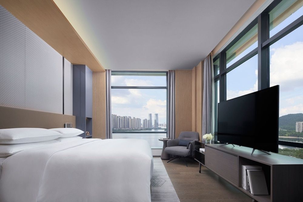 Luxury Suite, 3 Bedrooms, Lake View, Corner