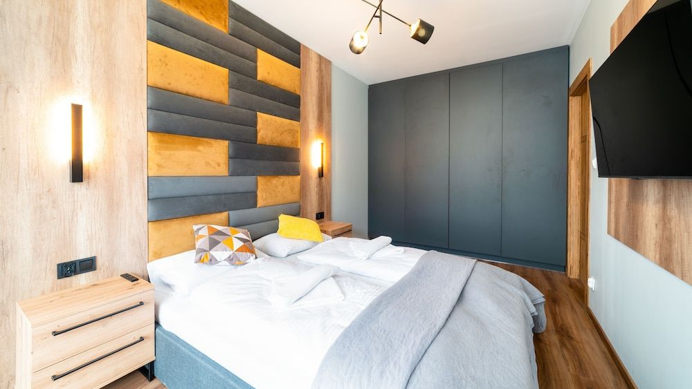 Apartment (12 D)
