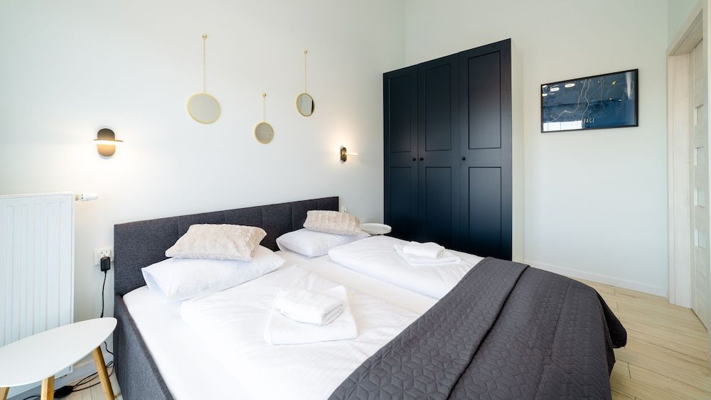 Apartment (22 D)
