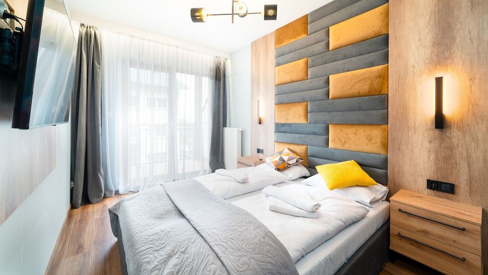 Apartment (12 D)