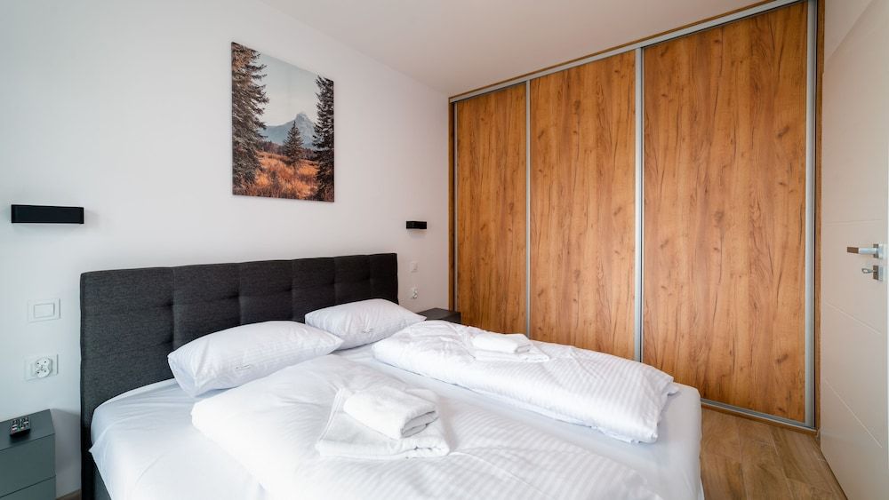 Apartment (5 D)