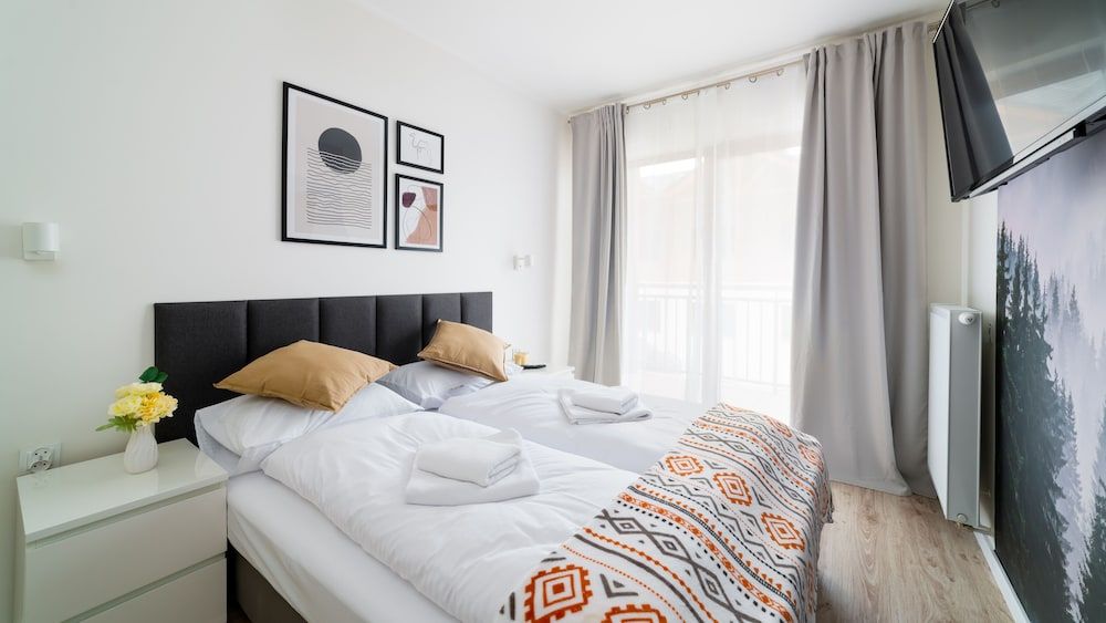 Apartment (2 E)