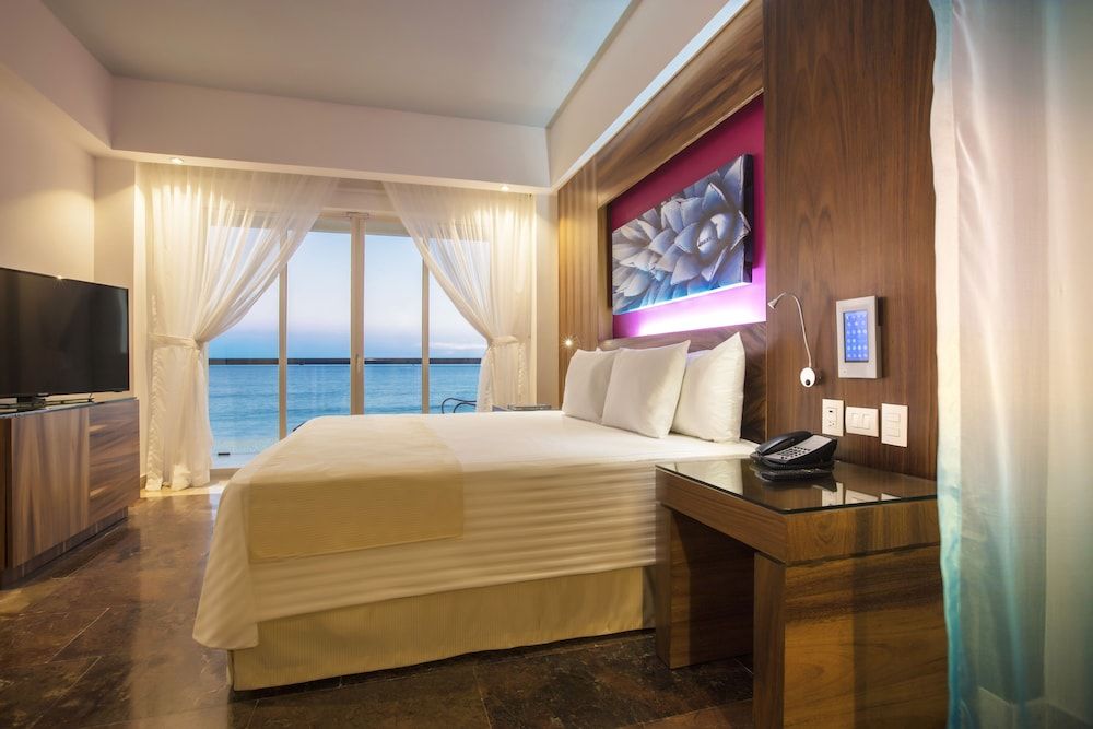 Altitude Junior Suite Ocean Front King