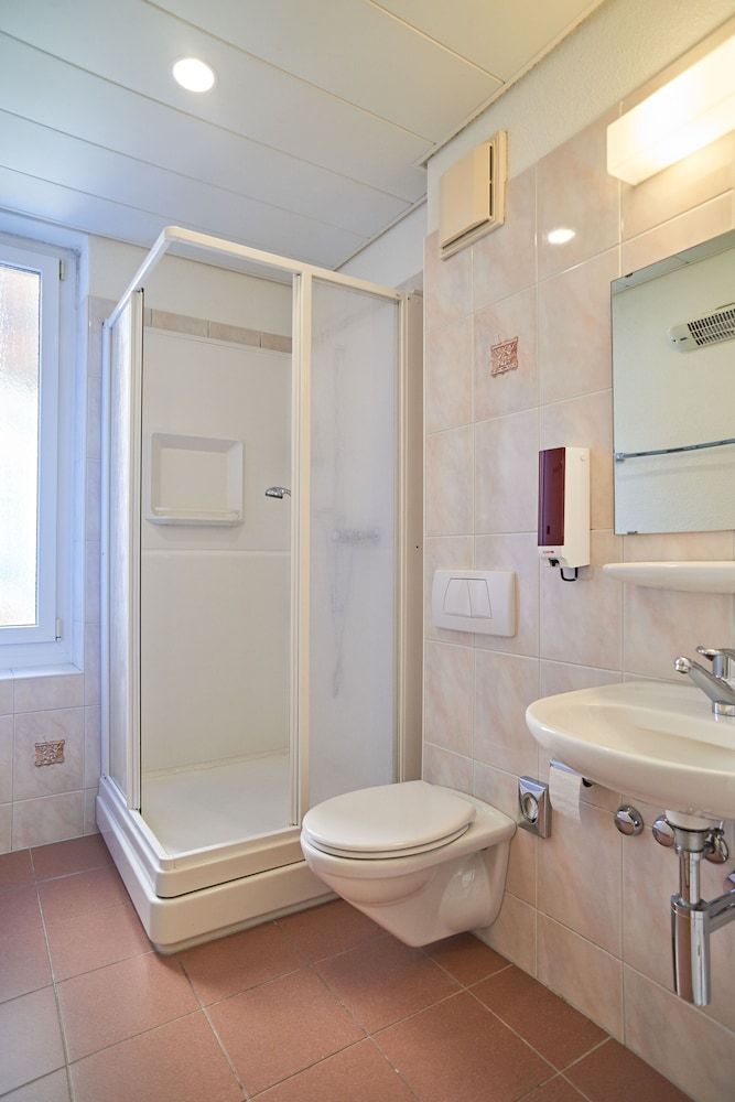 Saint Georges Hotel Twin Room, Shared Bathroom (incl. City Tax) 2