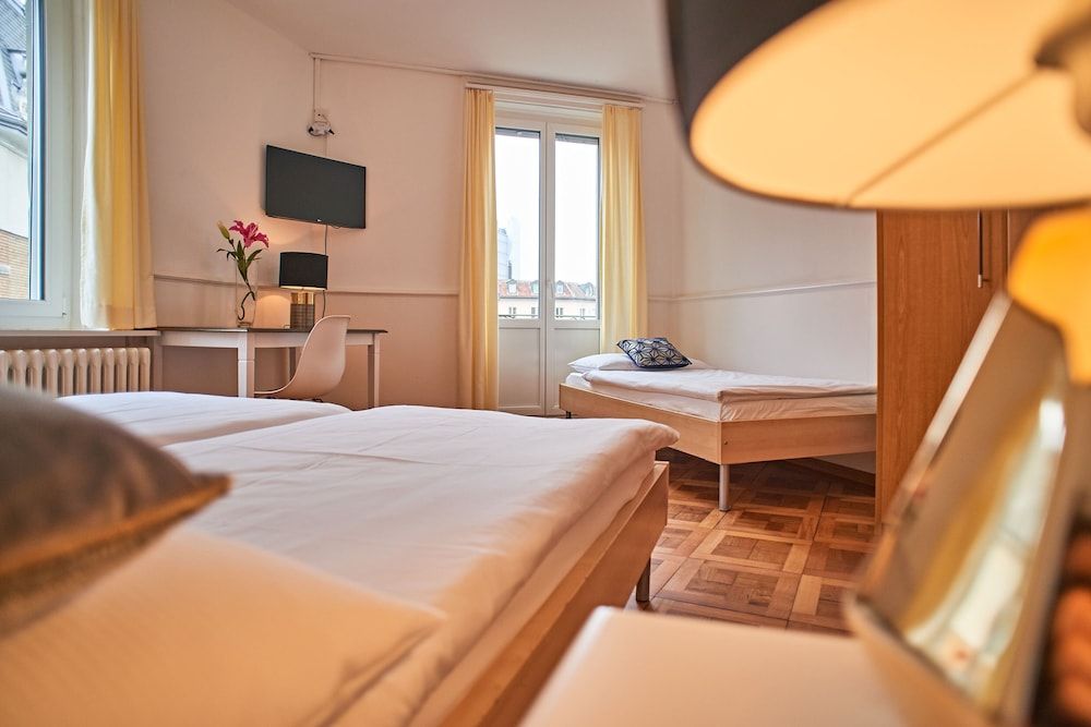 Saint Georges Hotel Triple Room, Shared Bathroom (incl. City Tax) 3
