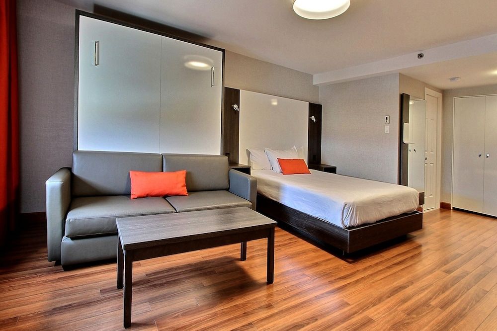 Hotel Classique Room 1 Queen and 1 Queen Murphy Bed 2