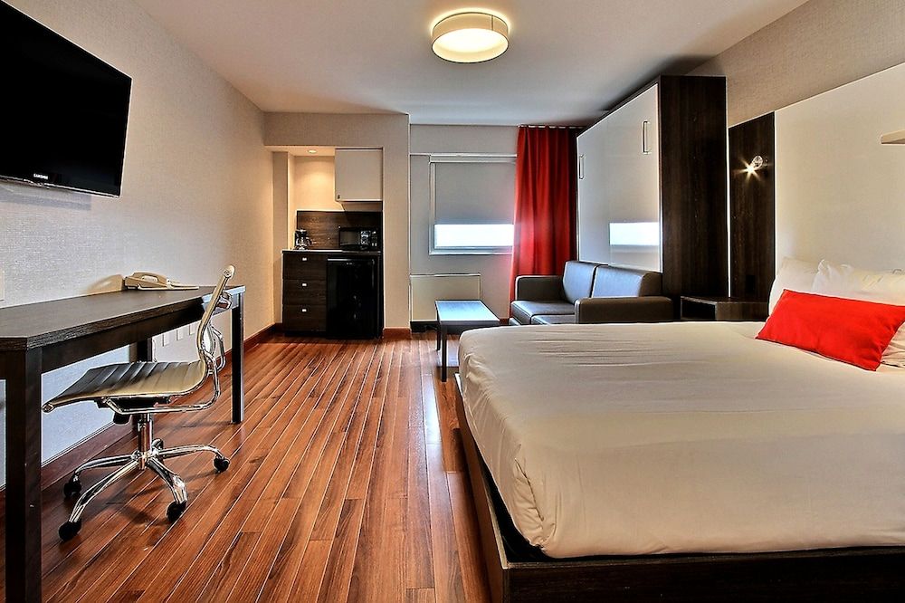 Hotel Classique Room 1 Queen and 1 Queen Murphy Bed 3