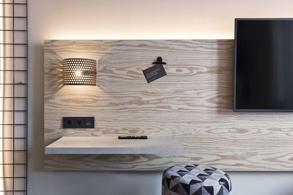 Moxy Duesseldorf South Room, 1 Queen Bed 7