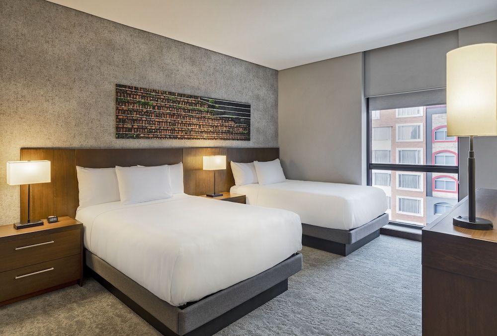 Business Room (2 Queenbed & 1 Sofabed)