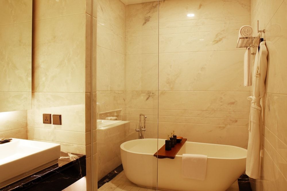 Deep Soaking Bathtub