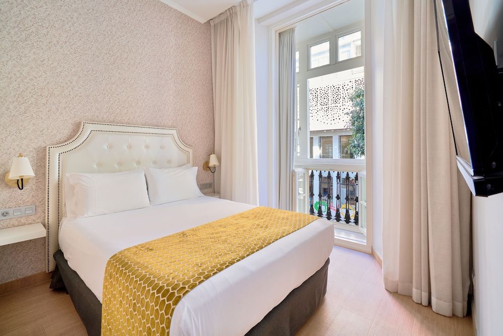 Full and Sofa Bed Room