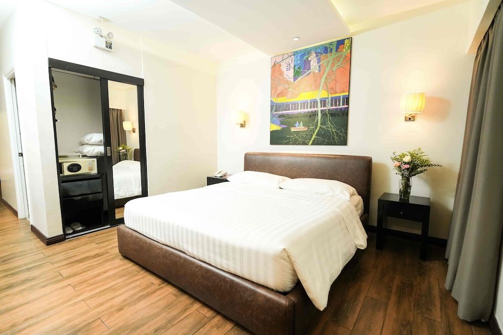 Court Meridian Hotel and Suites Executive Room, 1 King Bed 3