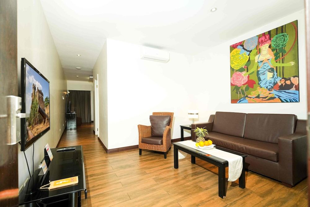 Court Meridian Hotel and Suites Executive Room, 1 King Bed 7