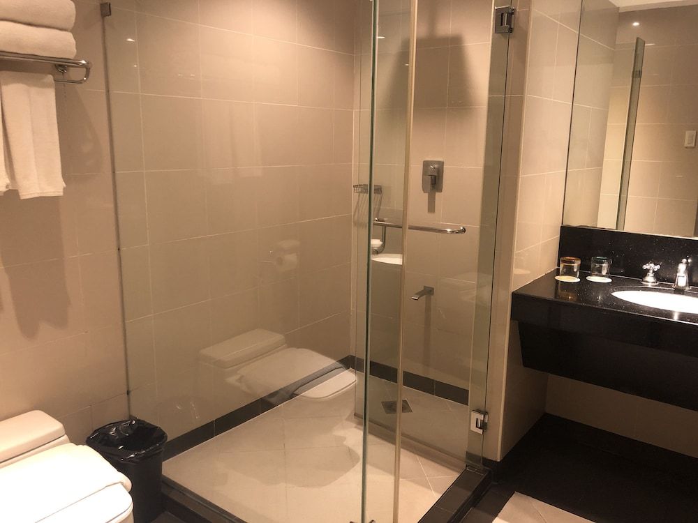 Court Meridian Hotel and Suites Executive Room, 1 King Bed 6