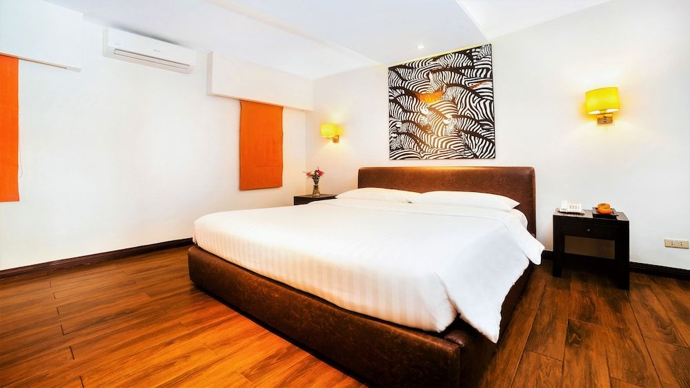Court Meridian Hotel and Suites Executive Room, 1 King Bed 4
