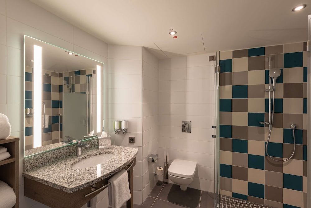 Hampton by Hilton Düsseldorf City Centre Classic Twin Room, 2 Twin Beds 6