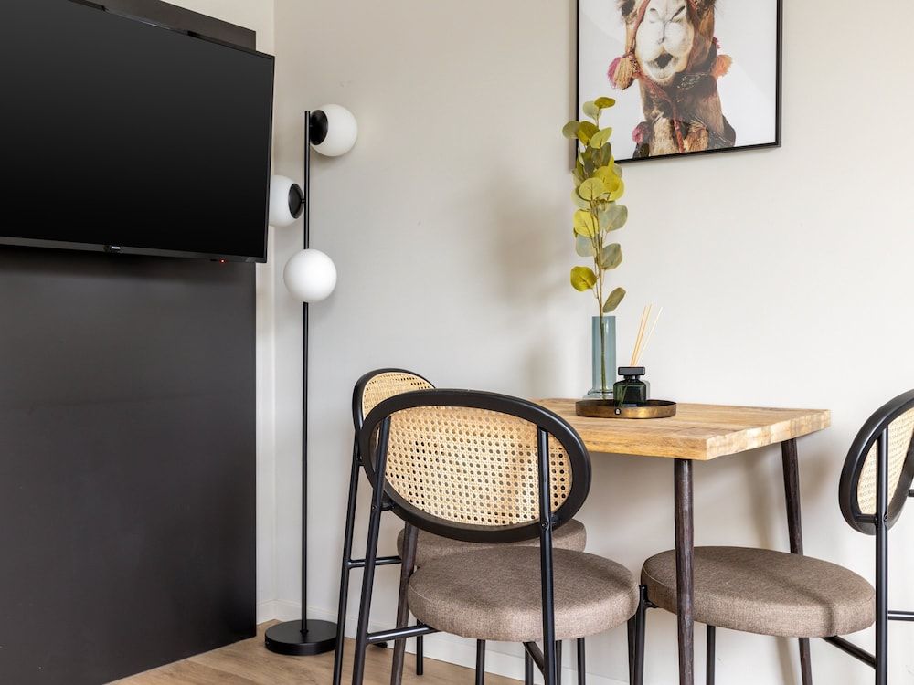 Limehome Düsseldorf Suite with sofa bed 15