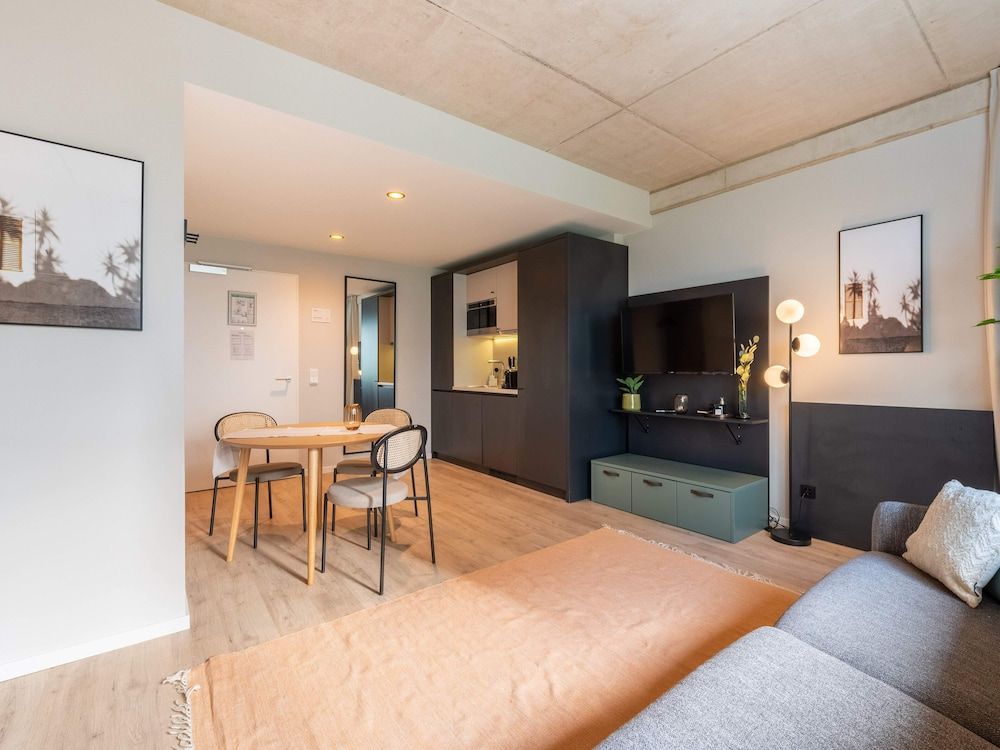 Limehome Düsseldorf Suite with sofa bed 24