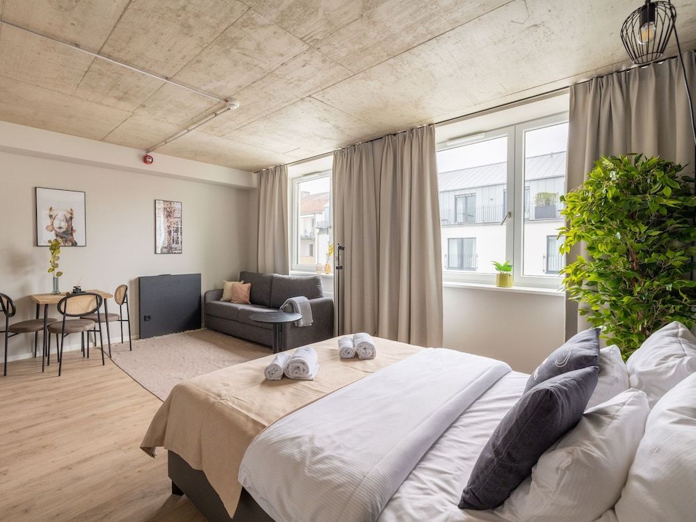 Limehome Düsseldorf Suite with sofa bed 9