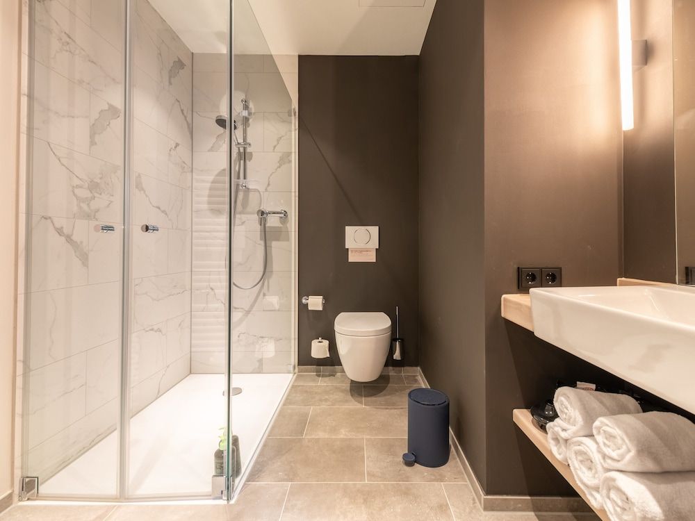 Limehome Düsseldorf Suite with sofa bed 12