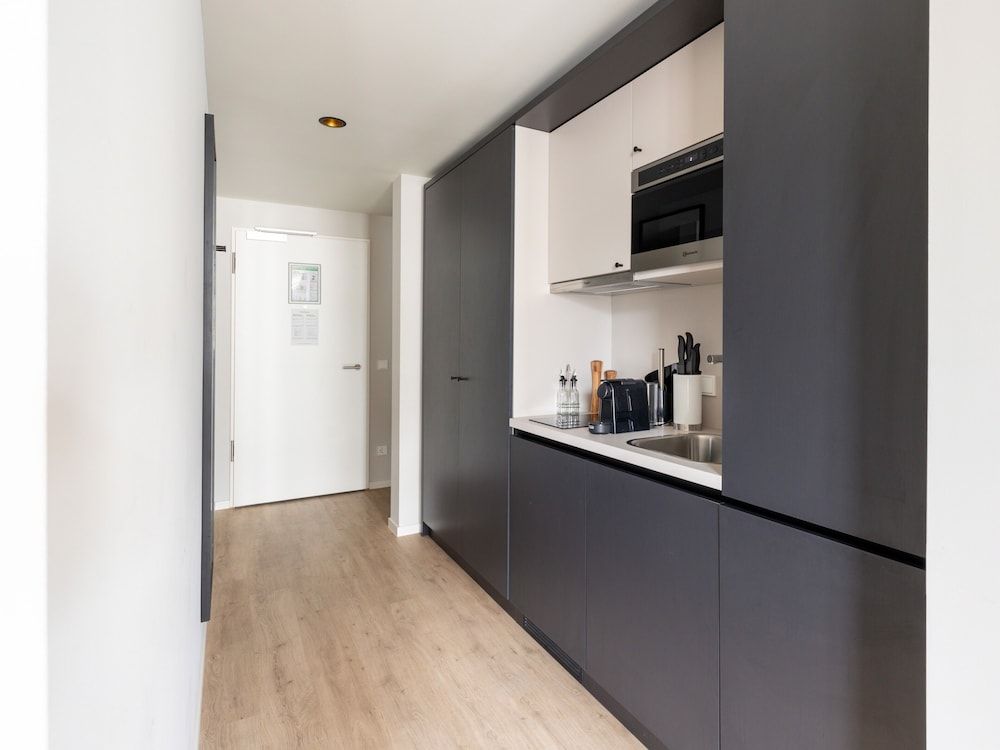 Limehome Düsseldorf Suite with sofa bed 21