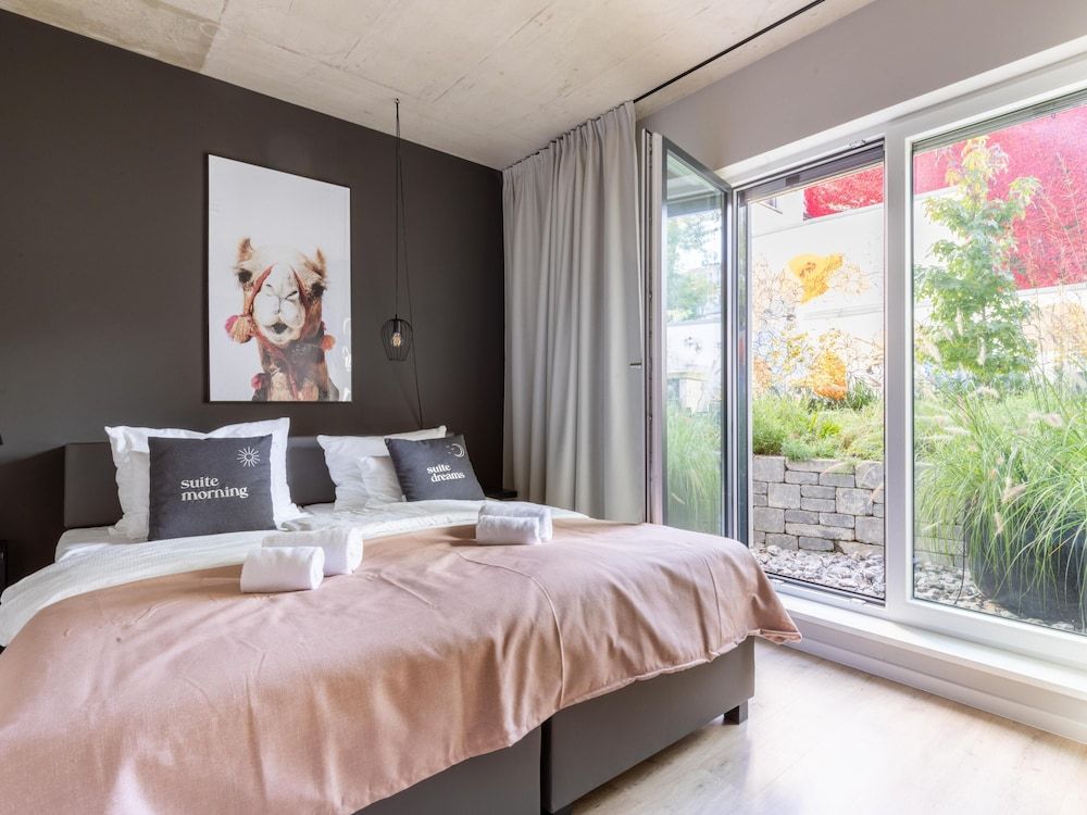 Limehome Düsseldorf Suite with sofa bed 6