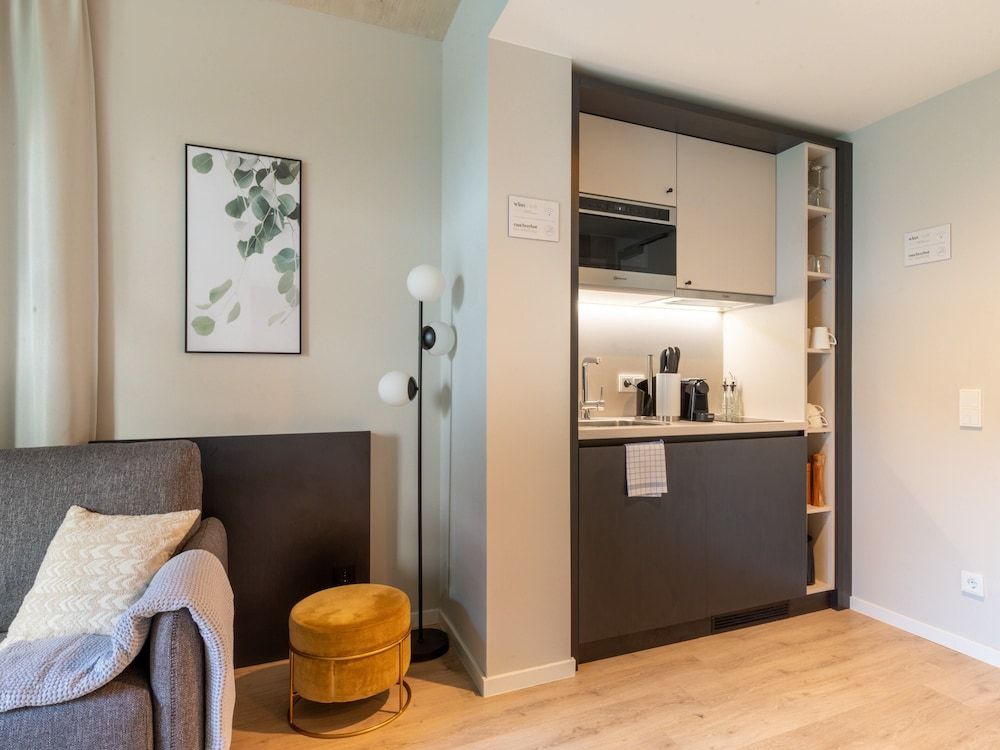 Limehome Düsseldorf Suite with sofa bed 20