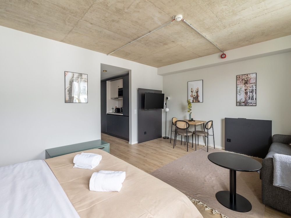 Limehome Düsseldorf Suite with sofa bed 13