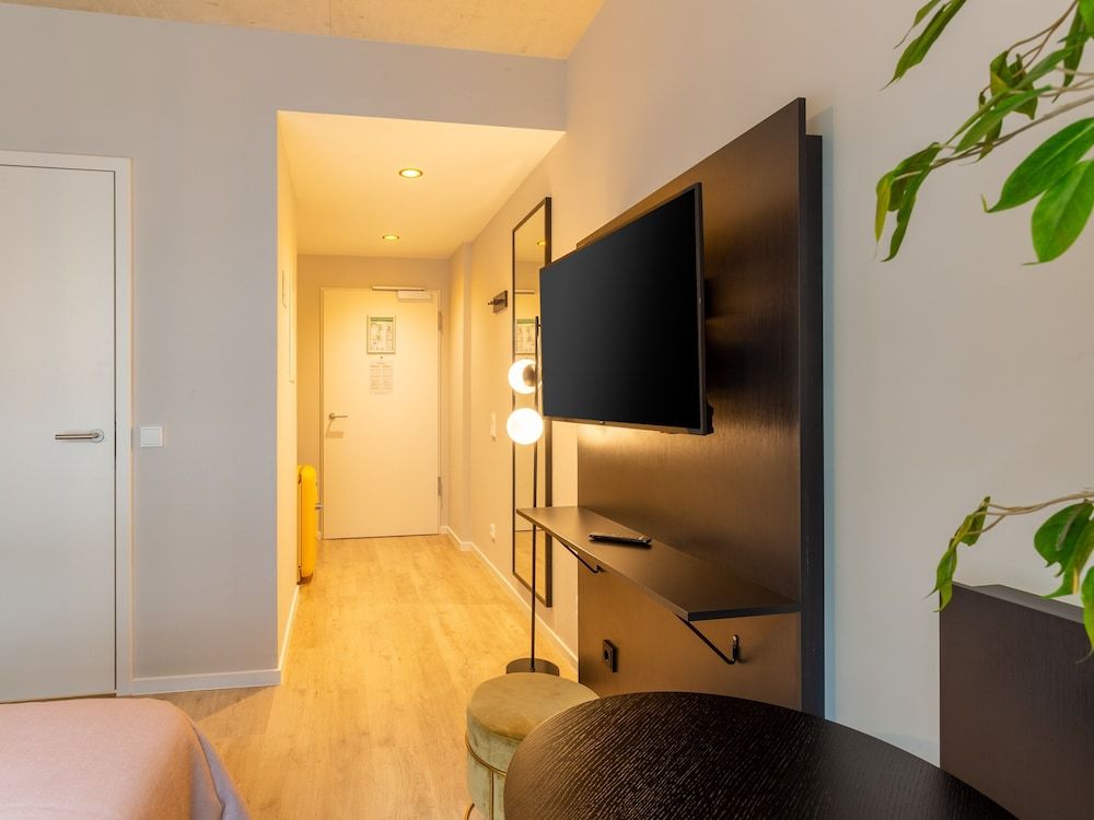 Limehome Düsseldorf Queen Room 6