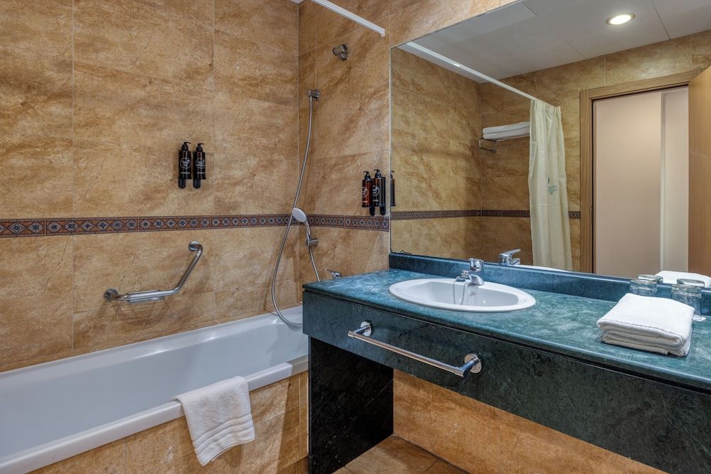 Senator Cadiz Hotel Family Double Room 4