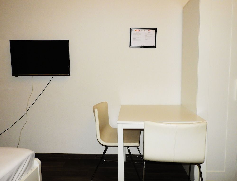 INSIDE FIVE City Apartments Studio 4